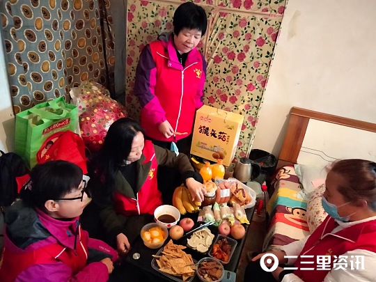 志愿者们三年来坚持帮扶一位孤残人士，春节期间也送去了温暖