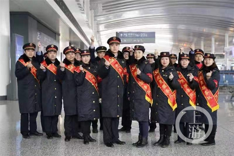 “站小青”来了！重庆春运志愿者上岗