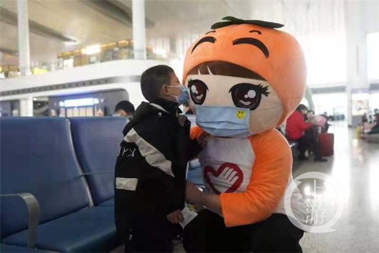“站小青”来了！重庆春运志愿者上岗