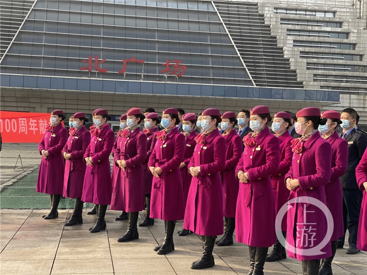 “站小青”来了！重庆春运志愿者上岗