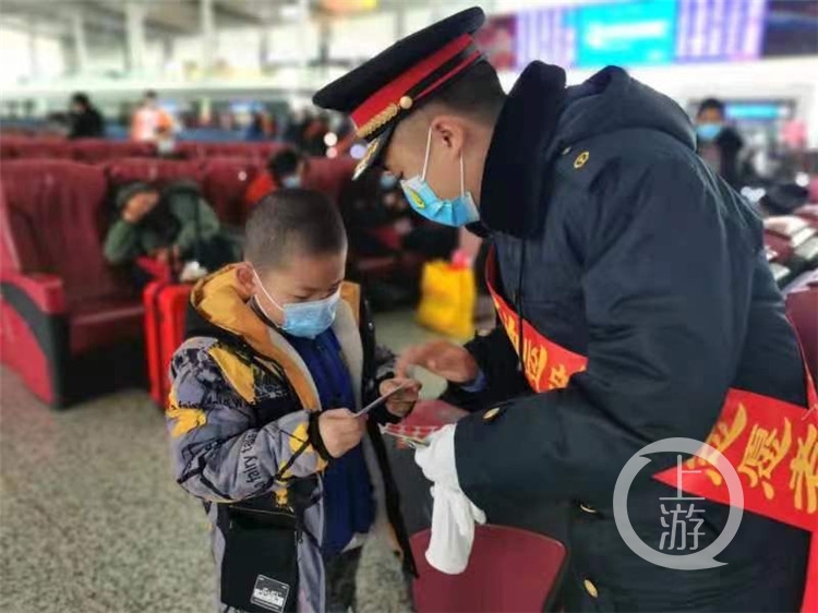 “站小青”来了！重庆春运志愿者上岗