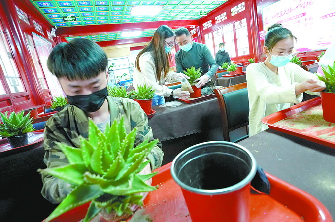 今天，2000余名志愿者在张家湾公园参与义务植树