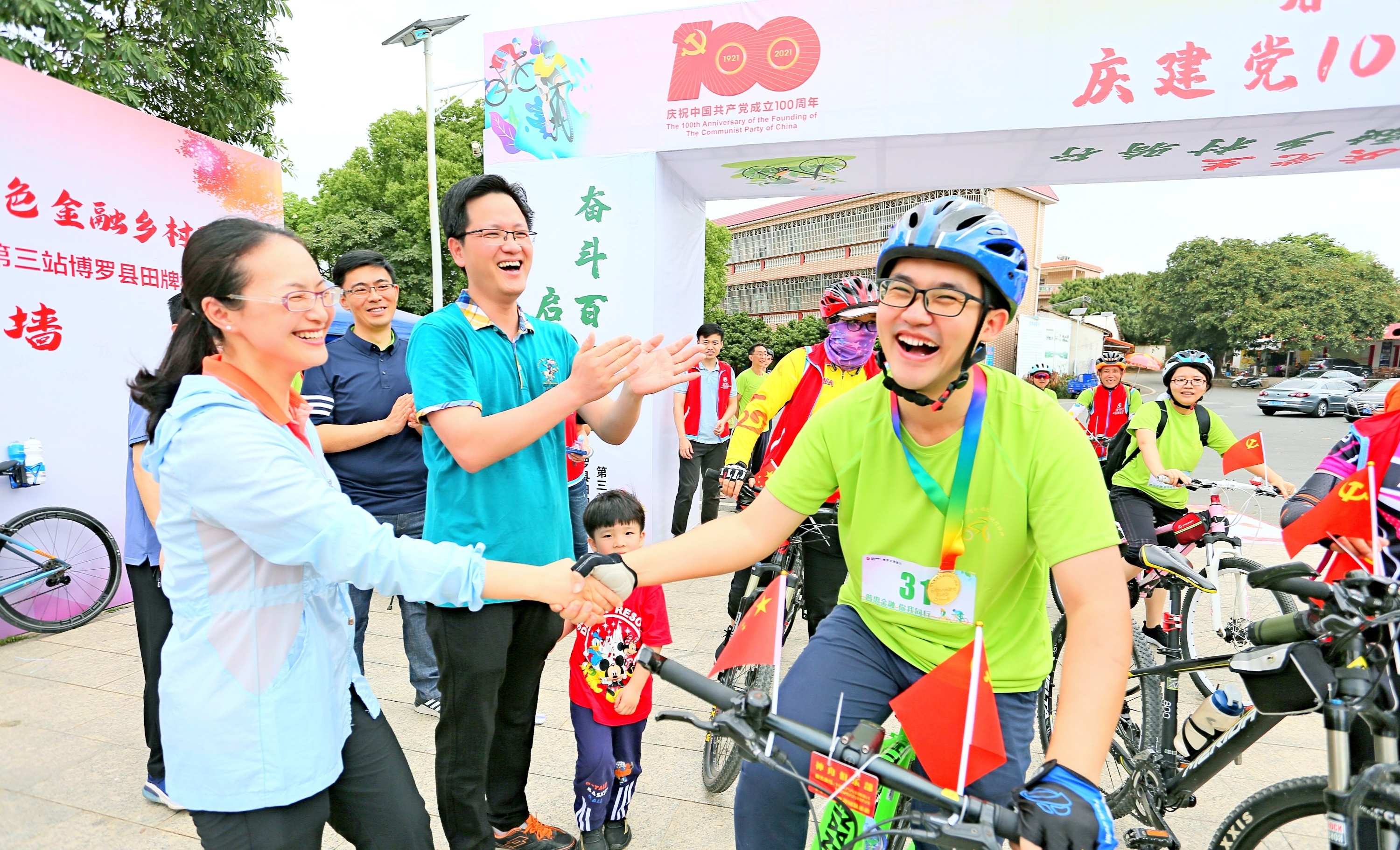 助力乡村振兴！惠州志愿者骑行宣传金融知识