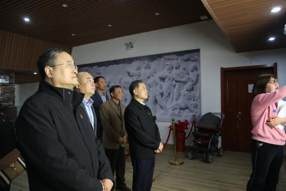 参观展室2.png
