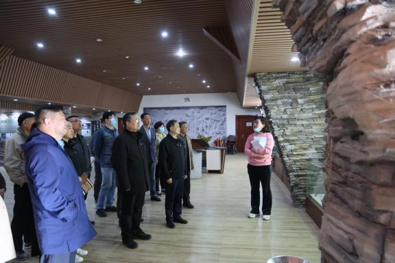 参观展室.png