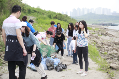 像保护眼睛一样保护地球”---招商交科“益路行”志愿者团队开展”长江清洁行”志愿者活动