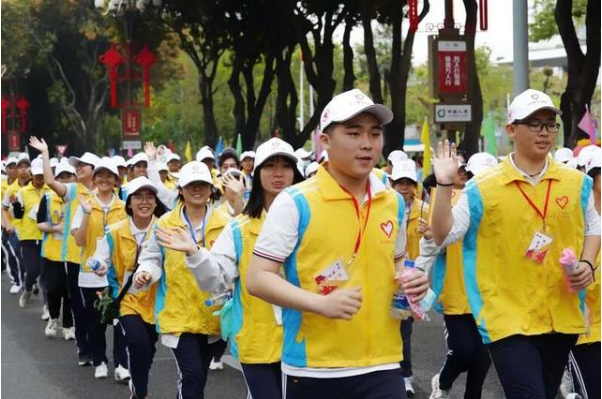 广东中山慈善万人行认捐超1亿元 志愿者34年持续做好保障