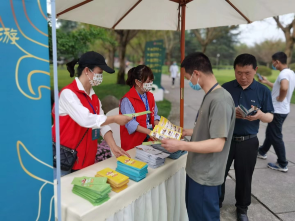 “五一”小长假 广汉团市委组织350名青年志愿者为游客提供全方位志愿服务
