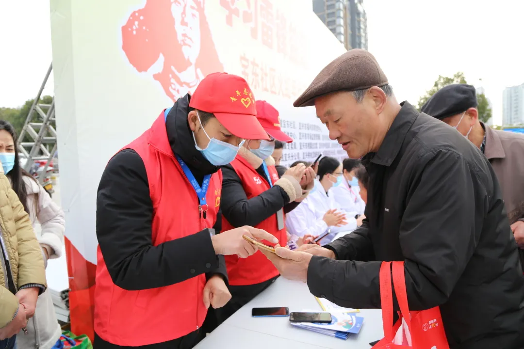 他们是发光发热的志愿者